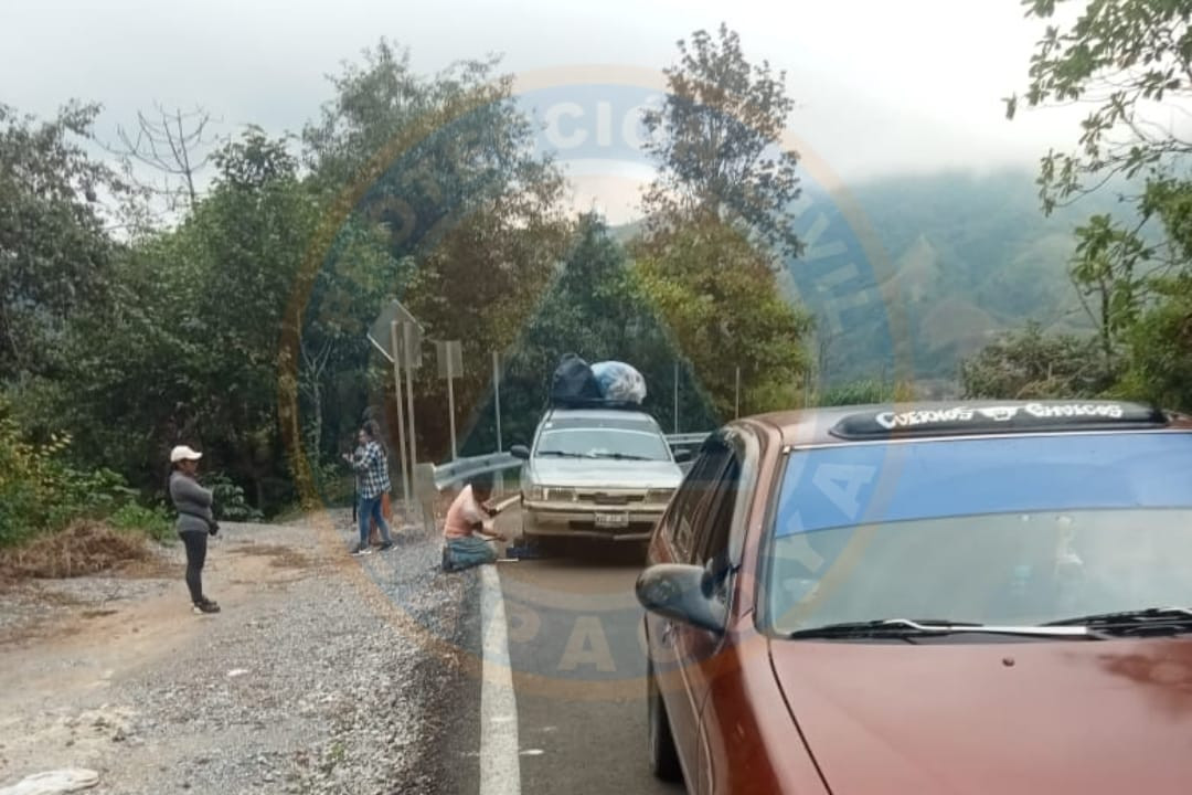 Protección Civil brinda apoyo a conductor varado.