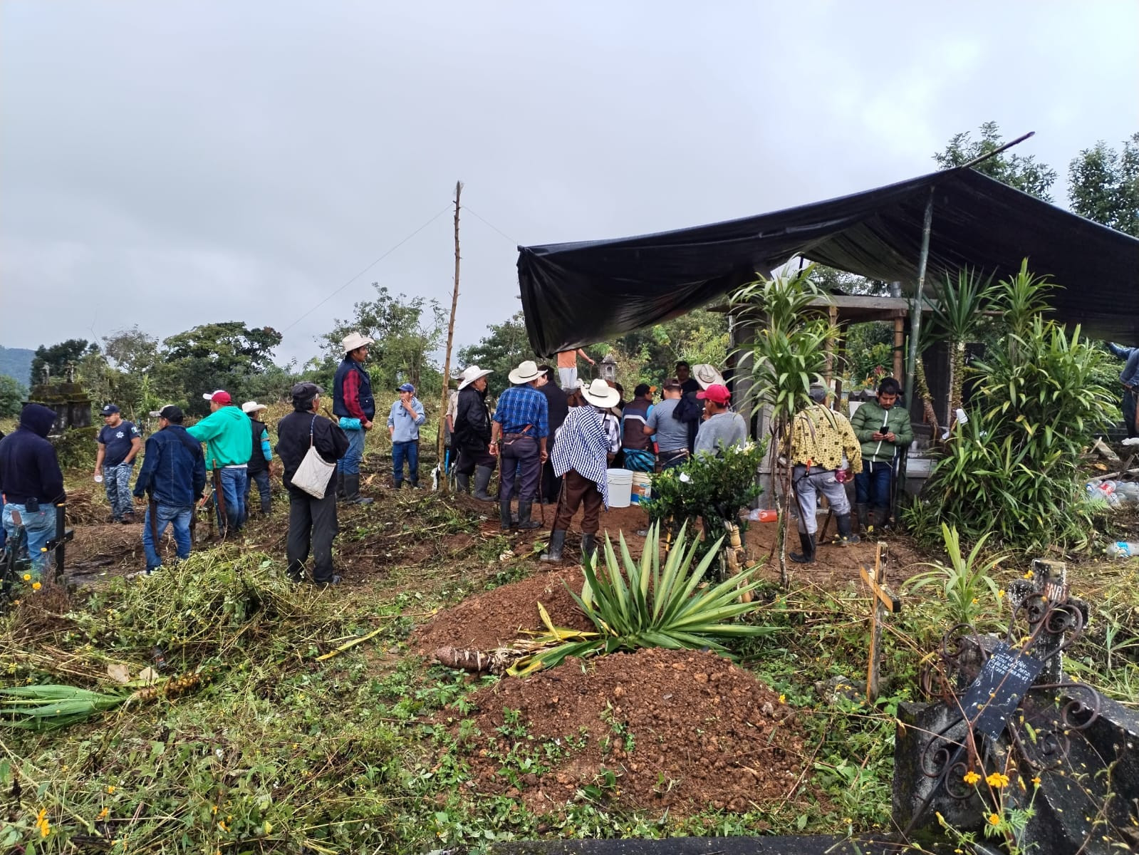 H. Ayuntamiento y ciudadanos encabezan faena comunitaria en panteón municipal.